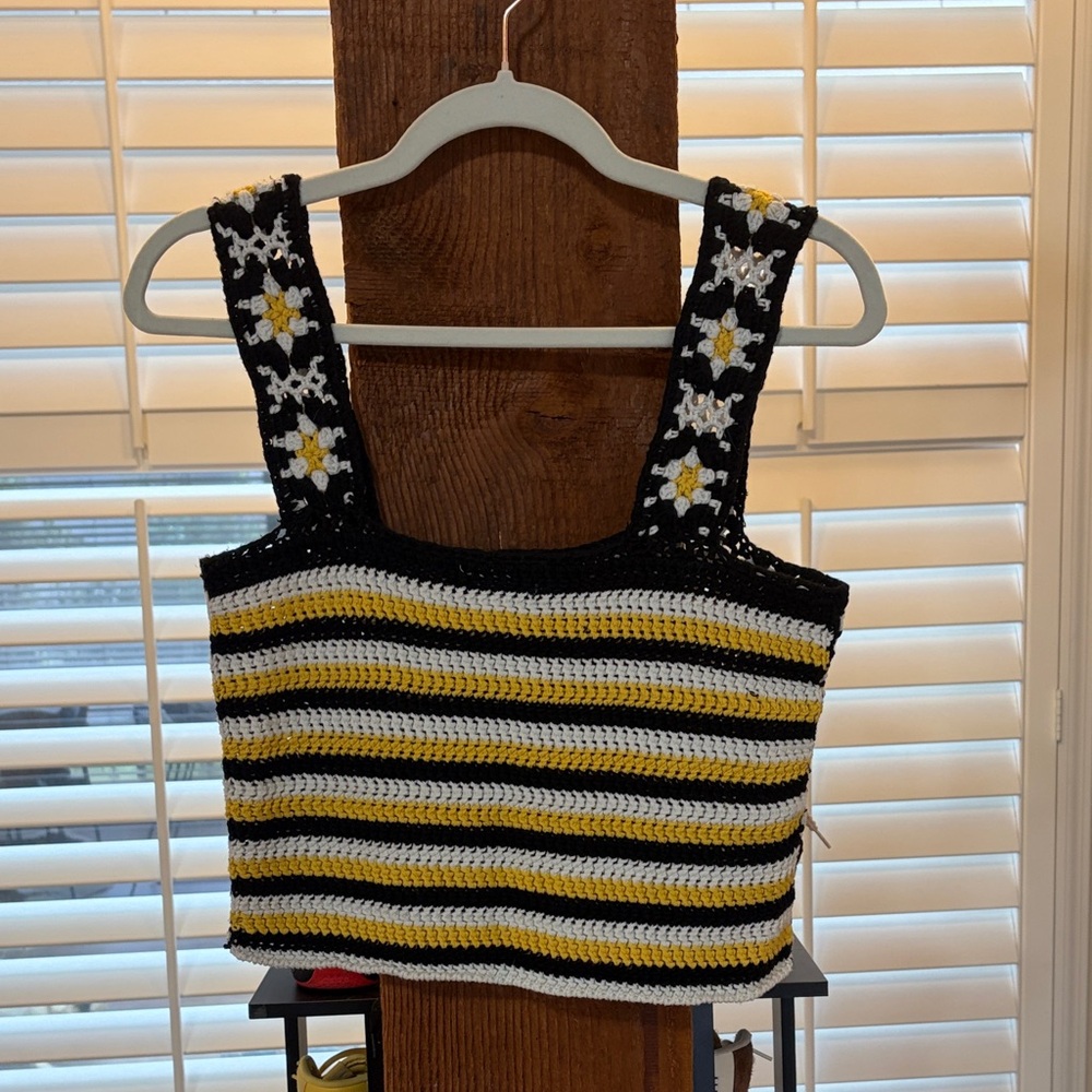 Crochet Floral Top - Black and Yellow sz small - Picture 3 of 4